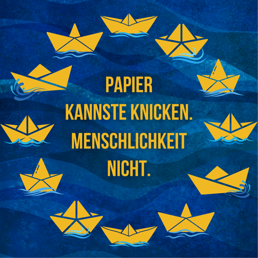 Grafik mit 12 gelben Papierboten in einem Kreis auf blauen Grund mit Wellenstruktur. In dem Kreis ist zu lesen: Papier kannste knicken. Menschlichkeit nicht.