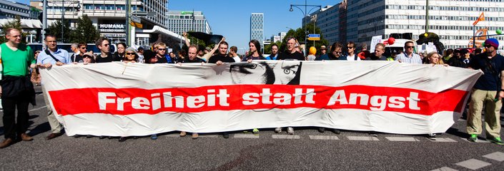 Piraten bei einer Demo in Berlin mit riesigem Banner, Aufschrift "Freiheit statt Angst"