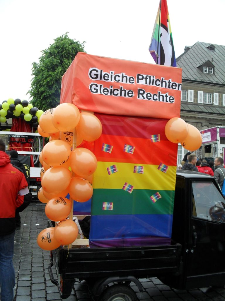 der Piratenwagen auf dem CSd mit Luftballons und Regenbogenfahne