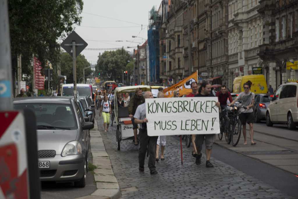 es ist zu sehen eine Demo mit Banner "Königsbrücker muss leben!"