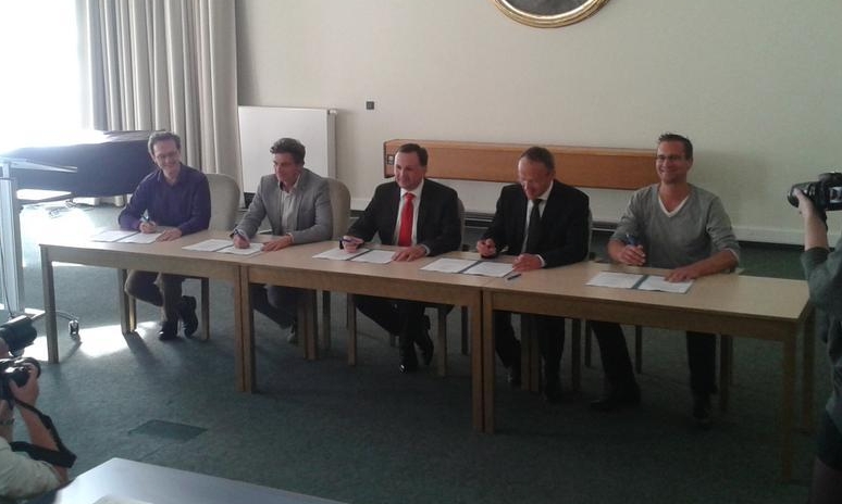 Stadträte der PIRATEN unterzeichnen Kooperationsvertrag
