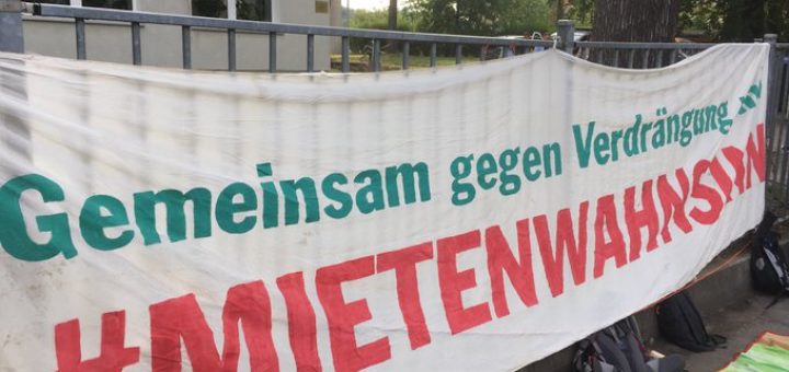 Auf dem Foto sieht man den Schriftzug "Gemeinsam gegen Verdrängung - Mietenwahnsinn stoppen"