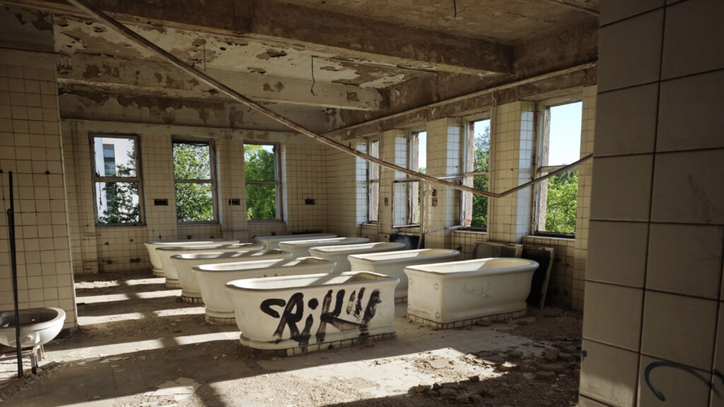 Freistehende Badewannen in einem herunter gekommenen Gebäude