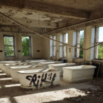 Freistehende Badewannen in einem herunter gekommenen Gebäude