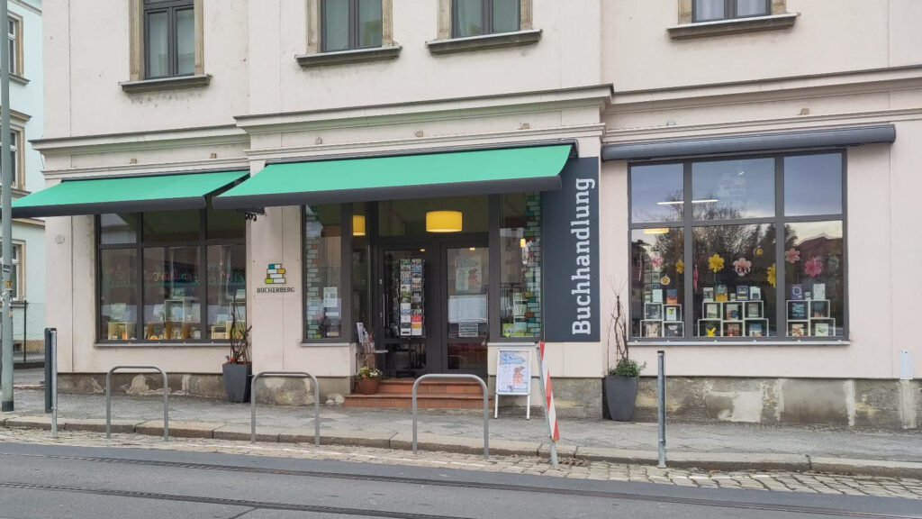 Die Buchhandlung Bücherberg mit 3 Fahrradbügeln davor.