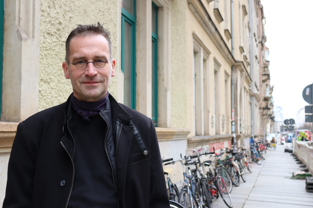 Martin Schulte-Wissermann an einer Hauswand mit vielen Fahrrädern