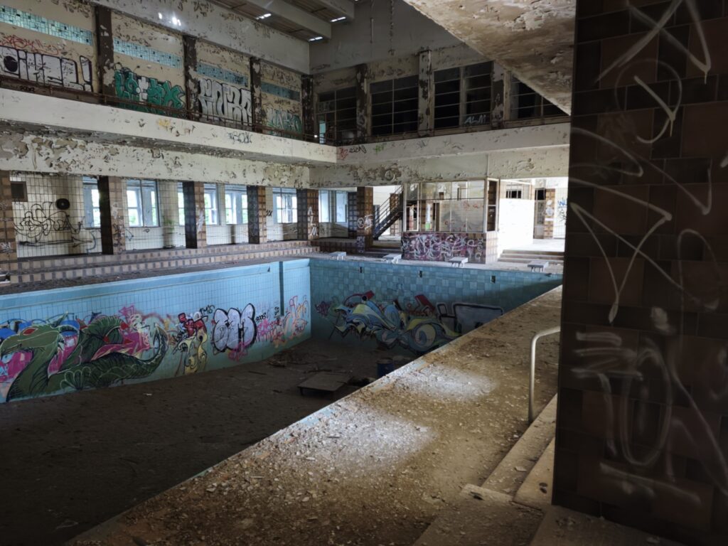 Eine verfallene Schwimmhalle.