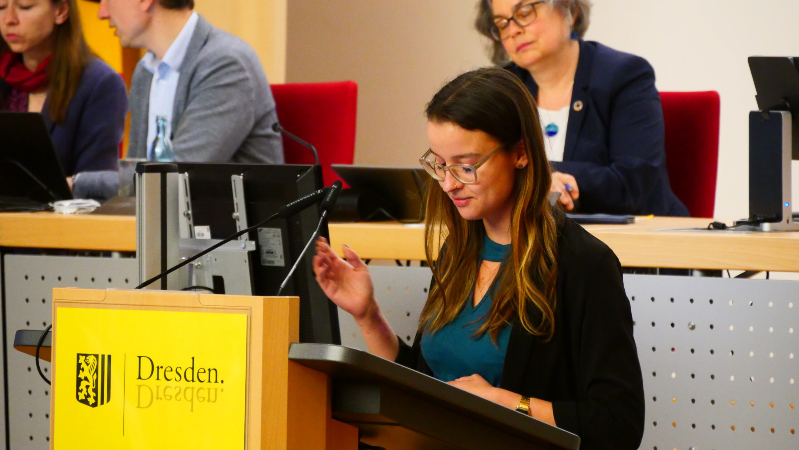 Fragenhagel zur Bezahlkarte: Dresdner Stadträtin Anne Herpertz stellt 63 Fragen an die Stadtverwaltung