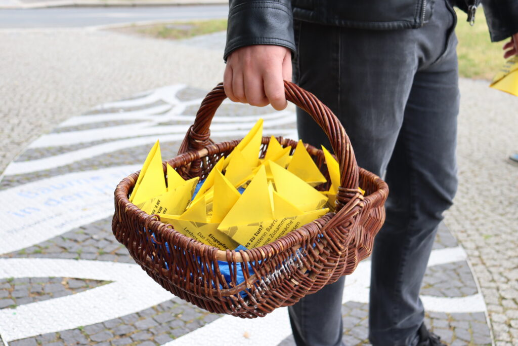 Ein Korb voller gelber Papierboote.