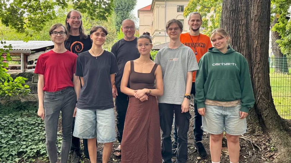 8 Personen im Grünen lächeln in die Kamera. Von links nach rechts: Pascal Bächtold, Daniel Quitt, Johanna Kluge, Jens Hänsch, Anne Herpertz, Tim Lehmitz, Floiran Karow und Linda Bernhardt.