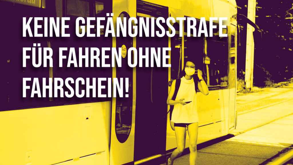Eine Person steigt aus einer Straßenbahn heraus. Das Bild ist in gelb und dunklen lila gehalten. Darüber steht in weiß: "Keine Gefängnisstrafe für Fahren ohne Fahrschein!"
