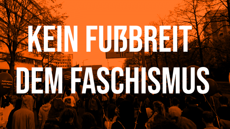 Ein in orange gefärbtes Bild einer Menschenmenge. Darüber in weißer Schrift die Worte: "Kein Fußbreit dem Faschismus"