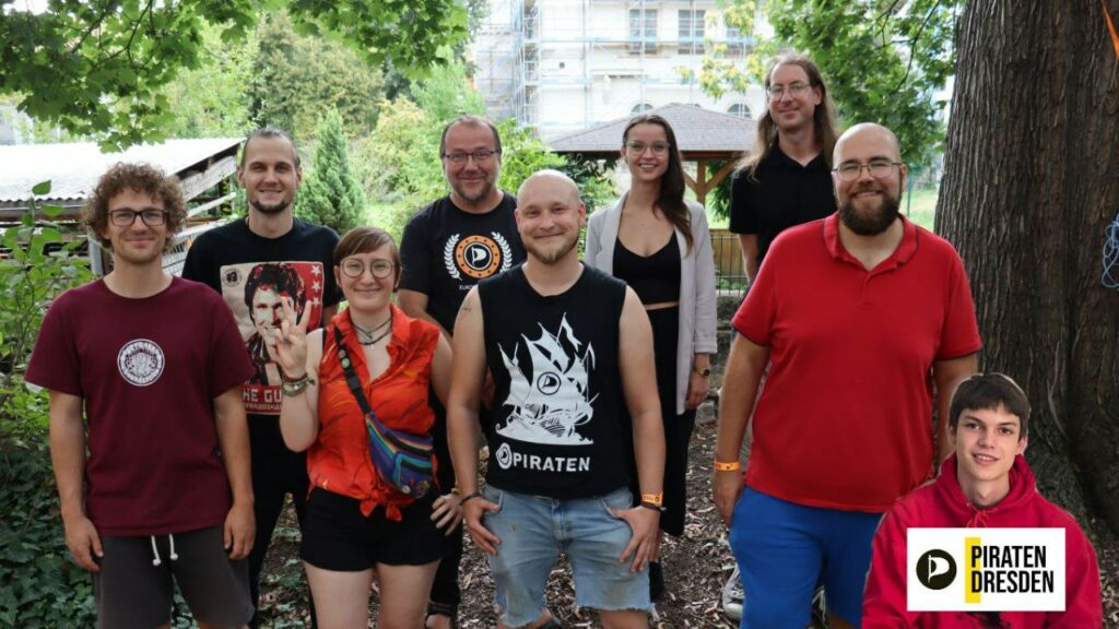 Zu sehen ist der aktuelle Vorstand der Piraten Dresden, 9 Personen insgesamt.