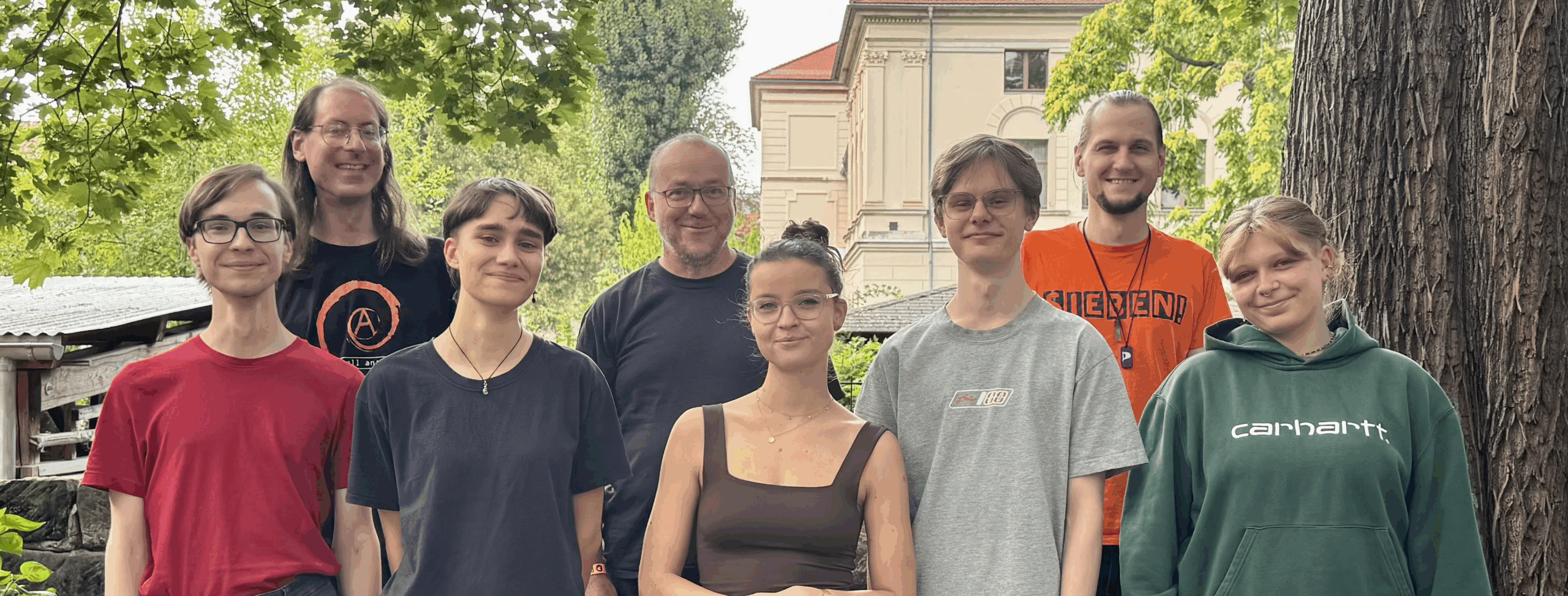 8 Personen stehen in einer Gruppe zusammen und lächeln in die Kamera, von links nach rechts: Pascal Bächtold, Daniel Quitt, Johanna Kluge, Jens Hänsch, Anne Herpertz, Tim Lehmitz, Florian Karow, Linda Bernhard